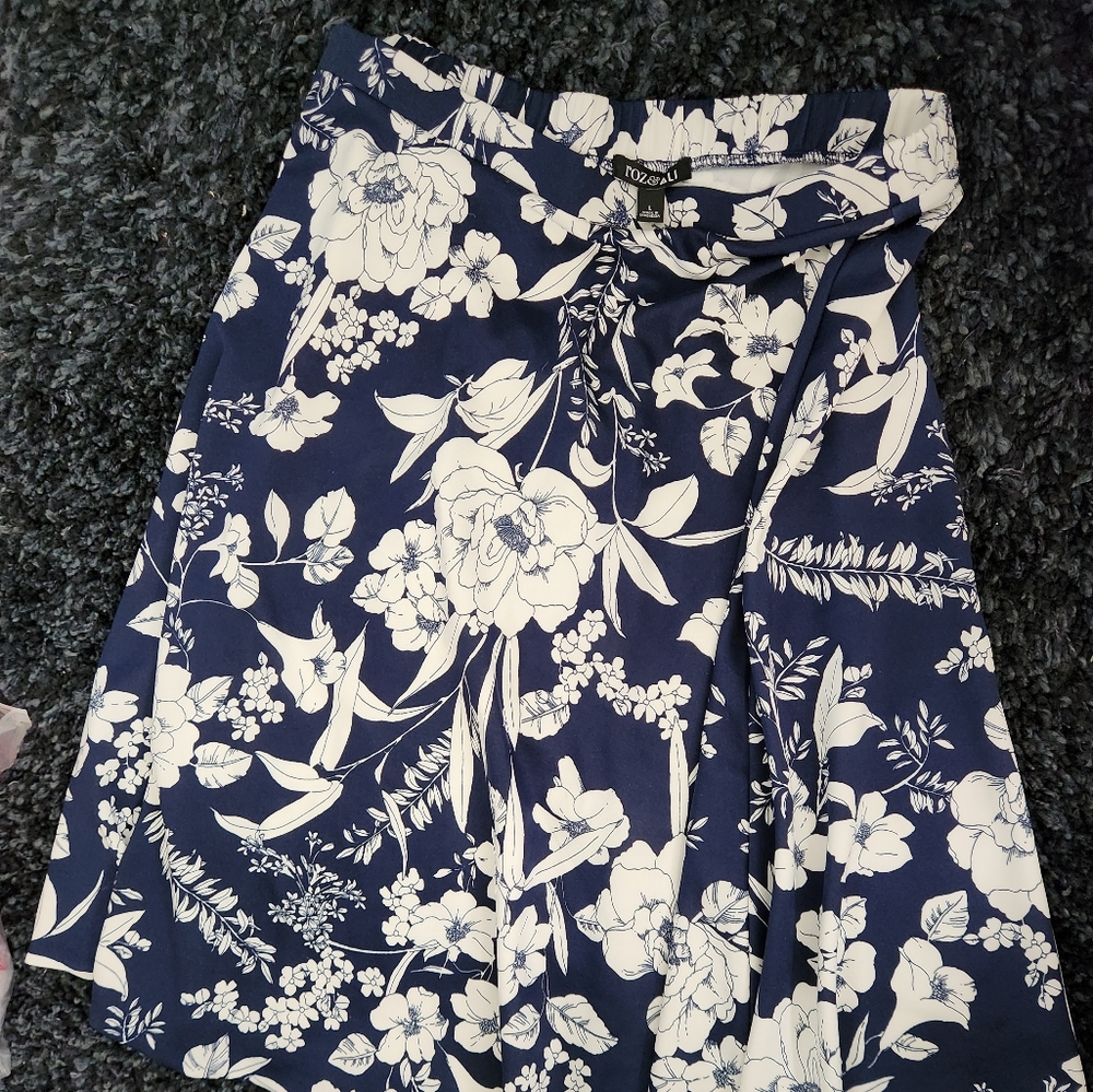 Women's Navy White Floral Skirt (L)